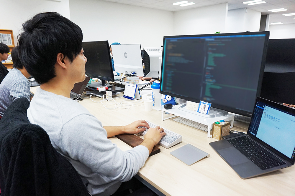 宮川がキーボードを使う様子