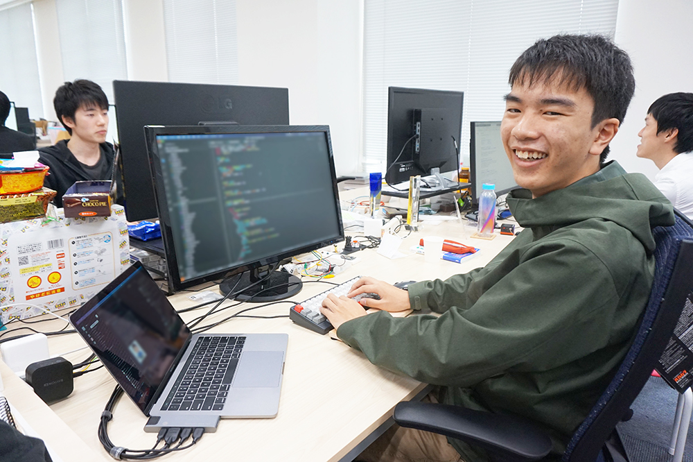 花園がキーボードを使う様子