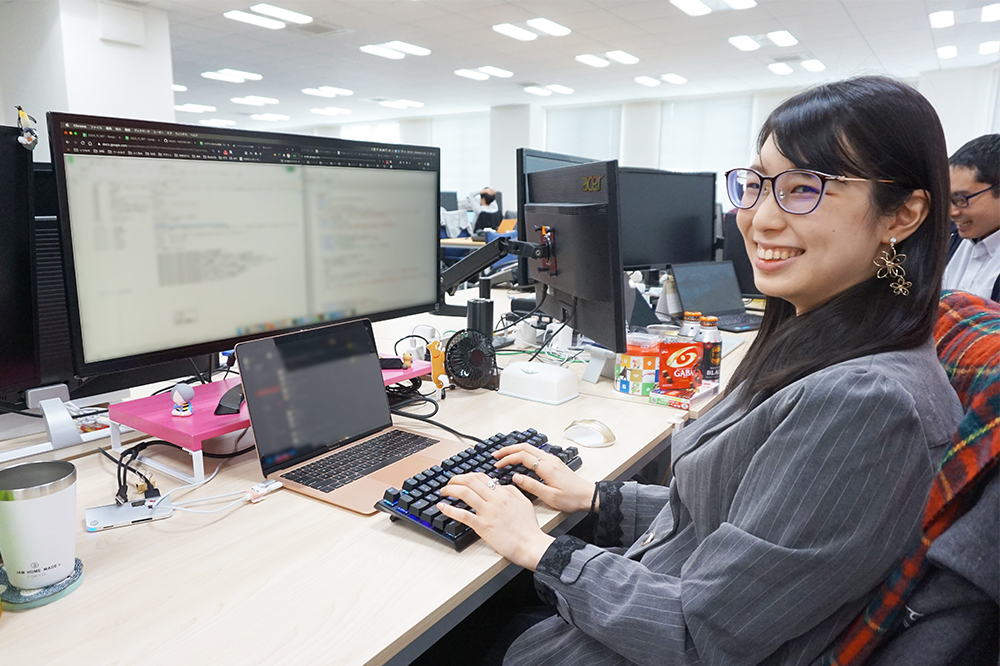 伊藤紗慧がキーボードを使う様子